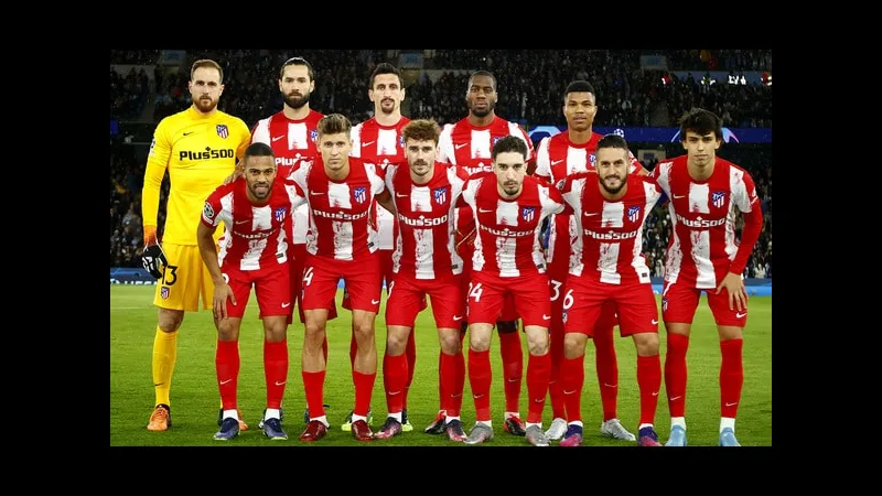 Messi của Barcelona vượt qua hậu vệ Atletico Madrid trên sân cỏ Messi của Barcelona vượt qua hậu vệ Atletico Madrid trên sân cỏ